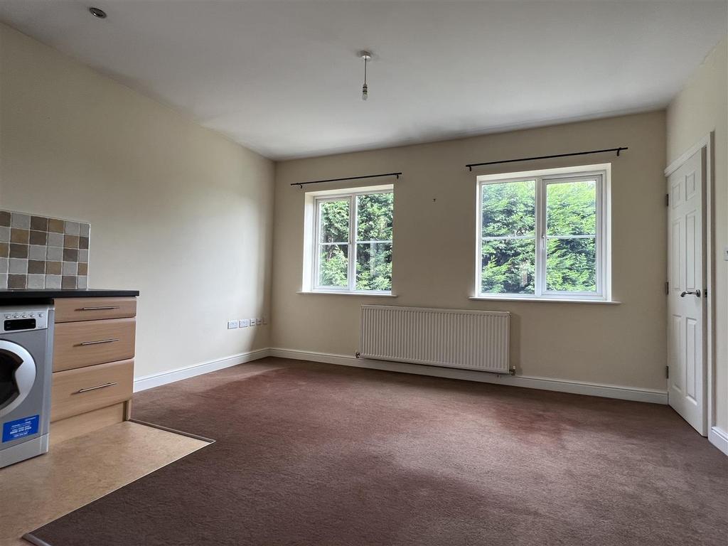 Majestic Court, Darton, Barnsley 2 bed apartment £550 pcm (£127 pw)
