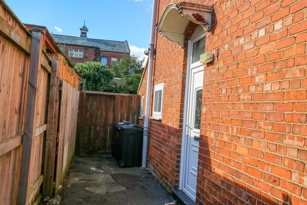 Leyburn Road, Darlington 2 bed semidetached house £575 pcm (£133 pw)