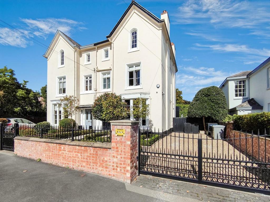 Albert Square, Bowdon 5 bed semidetached house £7,000 pcm (£1,615 pw)