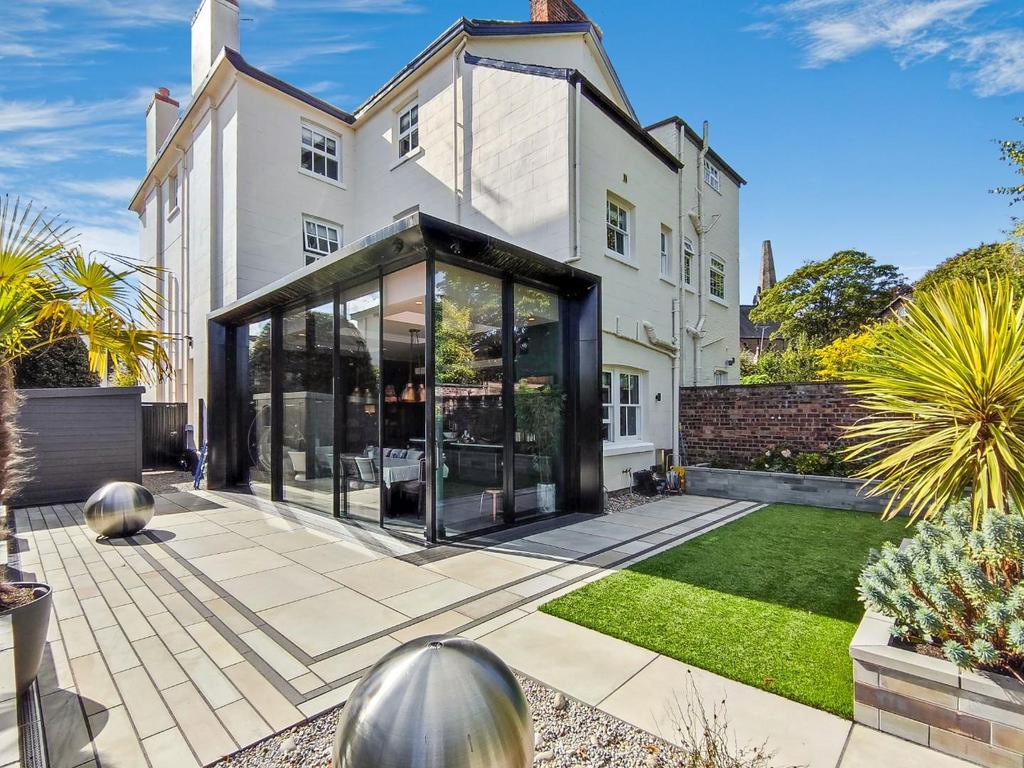 Albert Square, Bowdon 5 bed semidetached house £7,000 pcm (£1,615 pw)