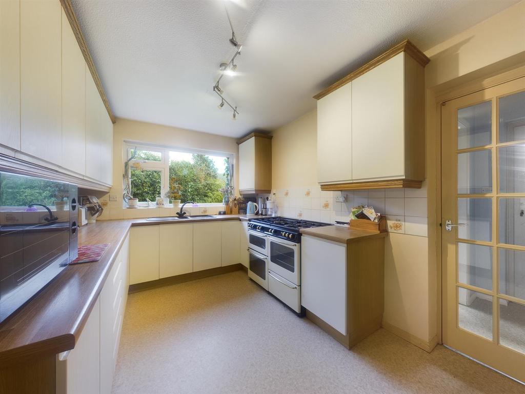 Camwood Close, Basingstoke 5 bed detached house £599,950