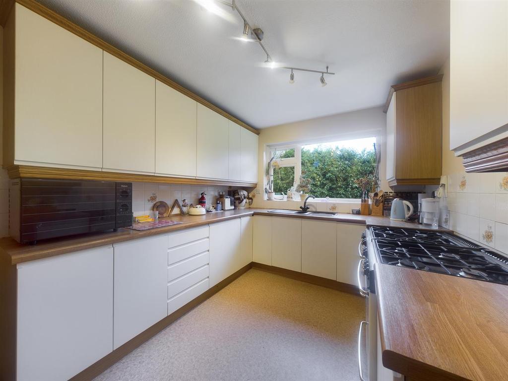 Camwood Close, Basingstoke 5 bed detached house £599,950