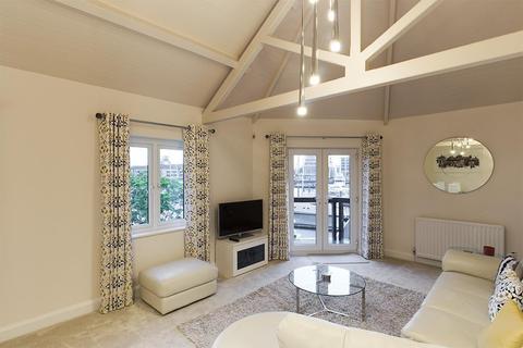 4 bedroom townhouse to rent - Calshot Court, Channel Way, Ocean Village, Southampton