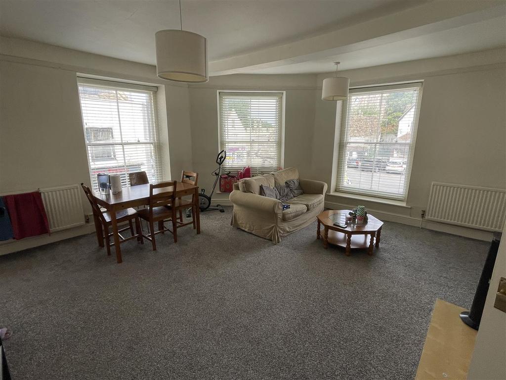 2 High Street, Malmesbury 2 bed flat £100,000