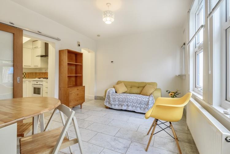 Montague Road Wimbledon SW19 1 bed apartment £1,500 pcm (£346 pw)
