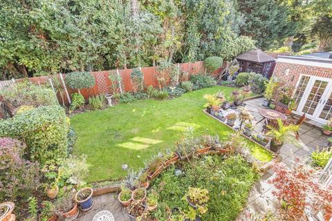 12 Robin Hill Drive, Chislehurst, BR7 5ER
