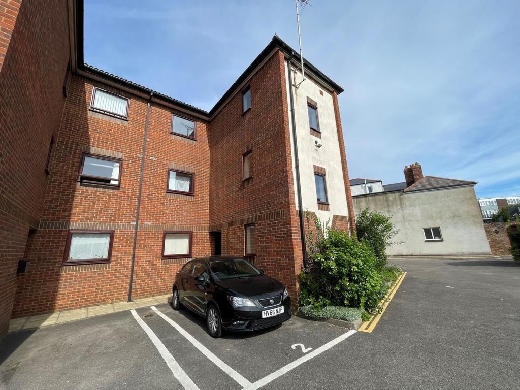 Castle Road Southsea PO5 1 bed flat £725 pcm (£167 pw)