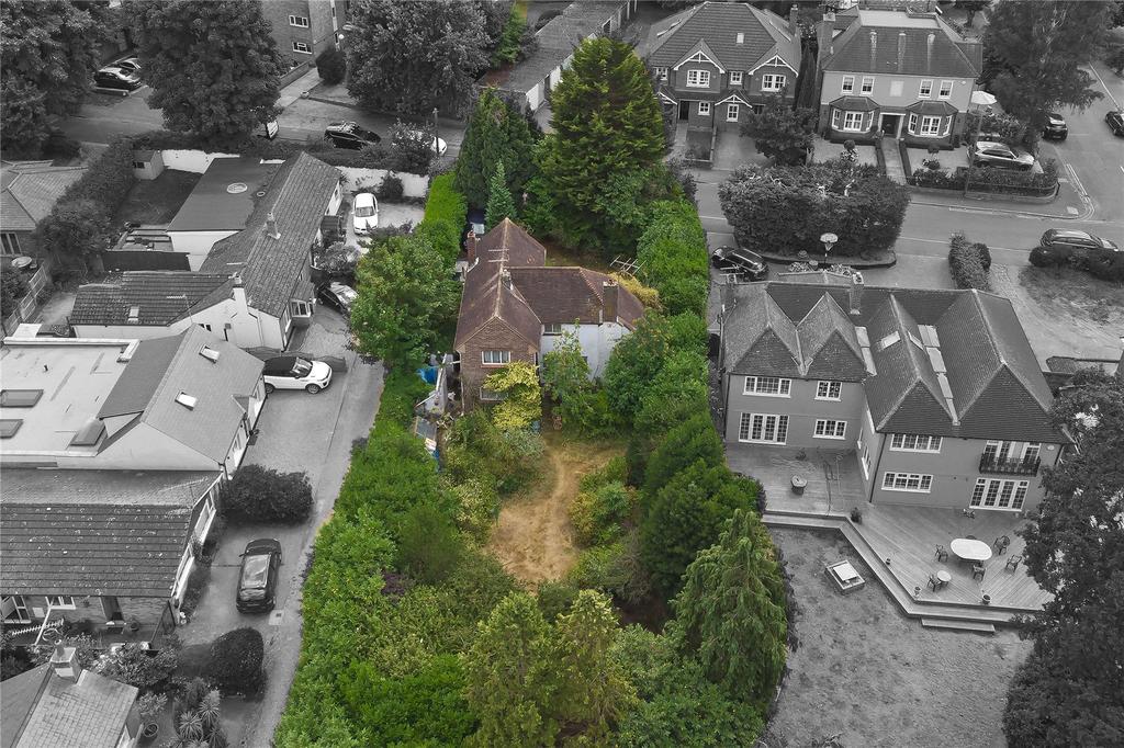 Pine Grove, Weybridge, Surrey, KT13 3 bed detached house - £995,000