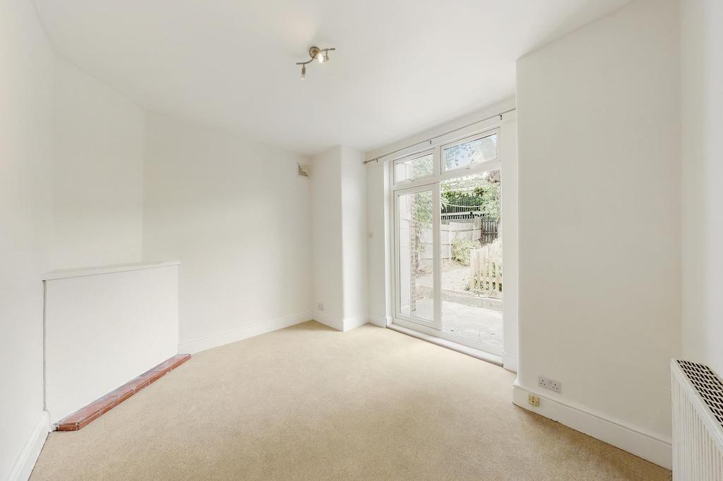 Oakmead Road, Balham 3 bed flat - £2,600 pcm (£600 pw)