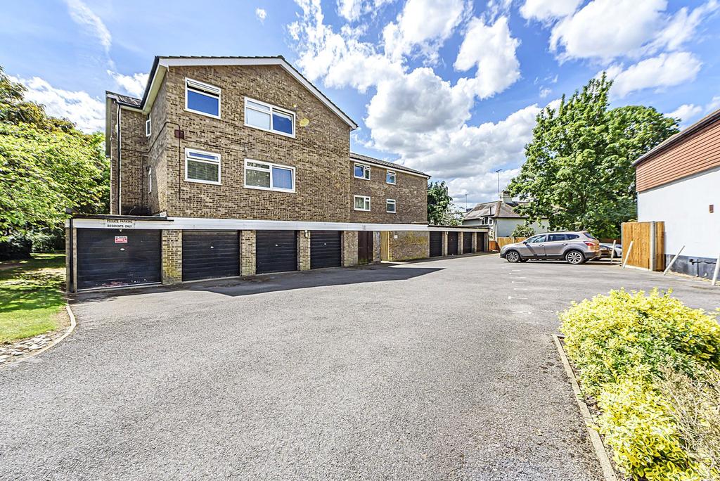 Castleview Road, Weybridge, Surrey, KT13 Studio £895 pcm (£207 pw)