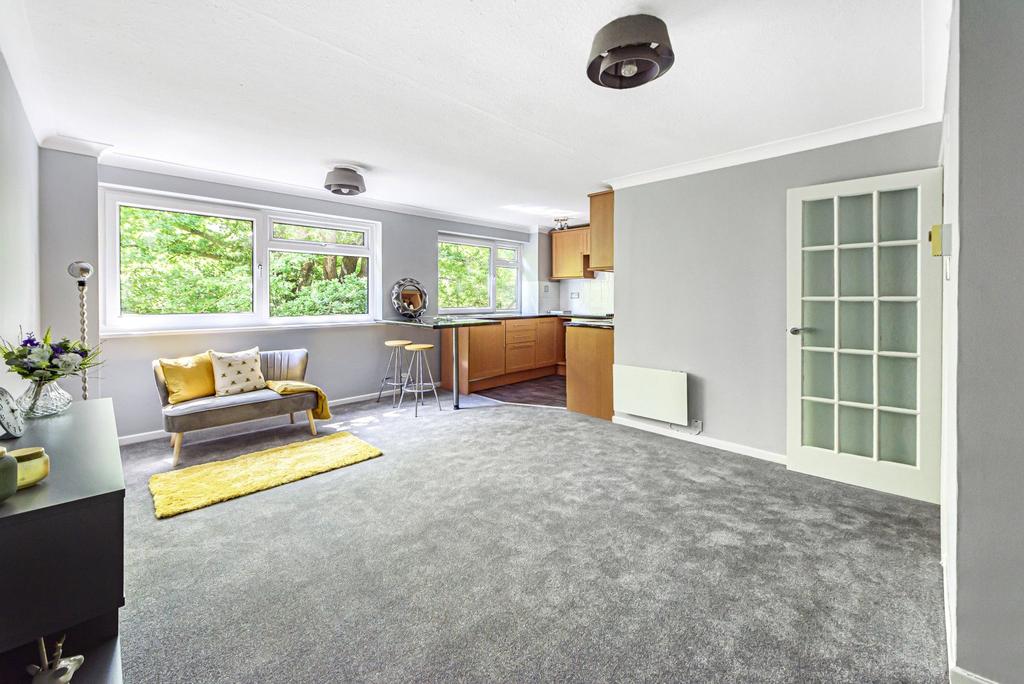 Castleview Road, Weybridge, Surrey, KT13 Studio £895 pcm (£207 pw)