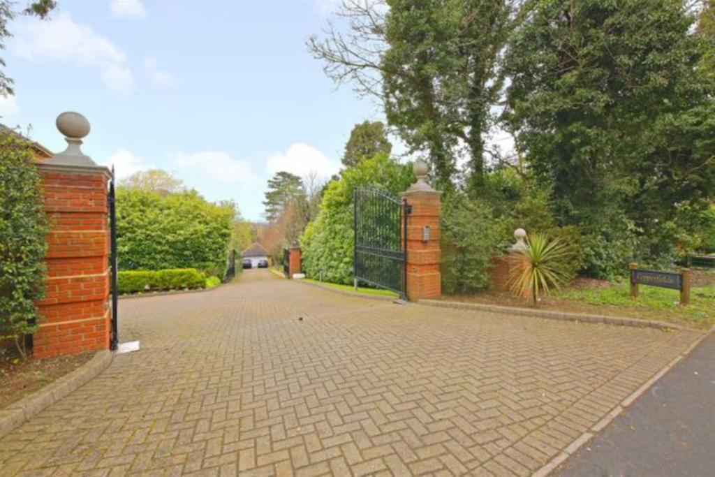 Lane, Borehamwood 5 bed house for sale £2,600,000