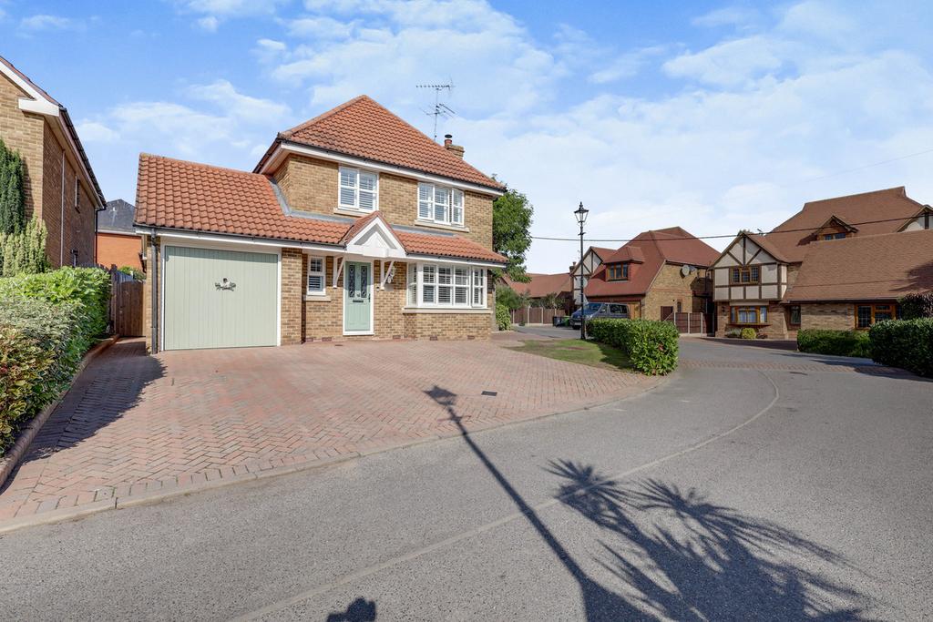 Hillside Road, Leighonsea, SS9 4 bed detached house for sale £650,000