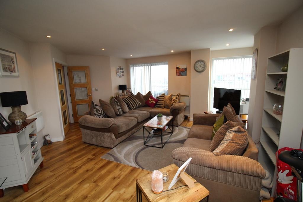 Imperial Point, The Quays, Salford... 2 bed apartment £1,350 pcm (£