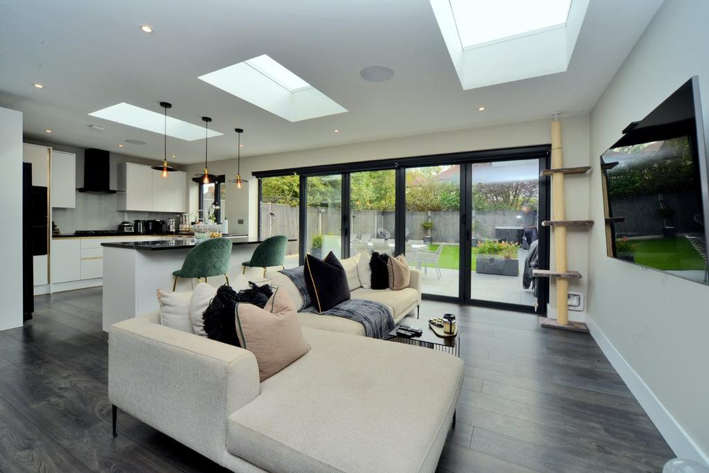 Brockenhurst Avenue, Worcester Park, KT4 4 bed semidetached house £