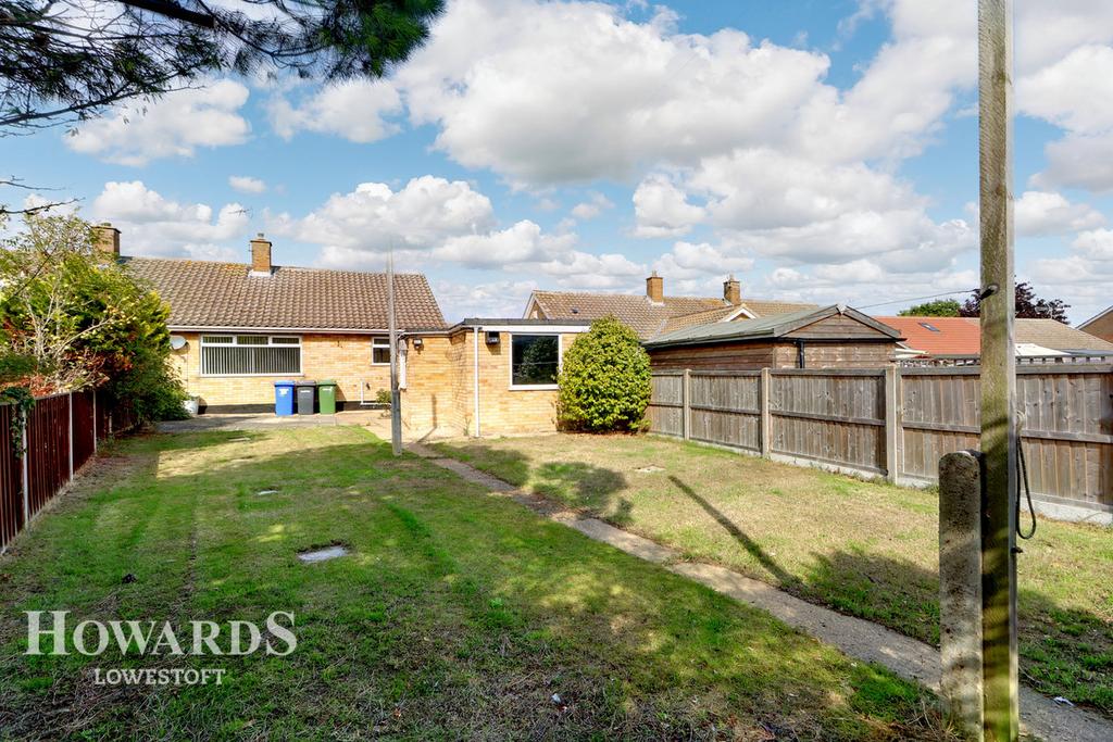 Pinewood Avenue, Lowestoft 2 bed semidetached bungalow £220,000