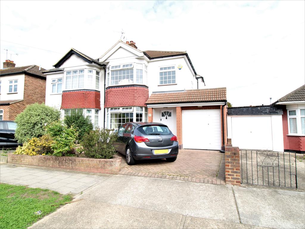 Newbury Gardens, Upminster RM14 3 bed semidetached house for sale £
