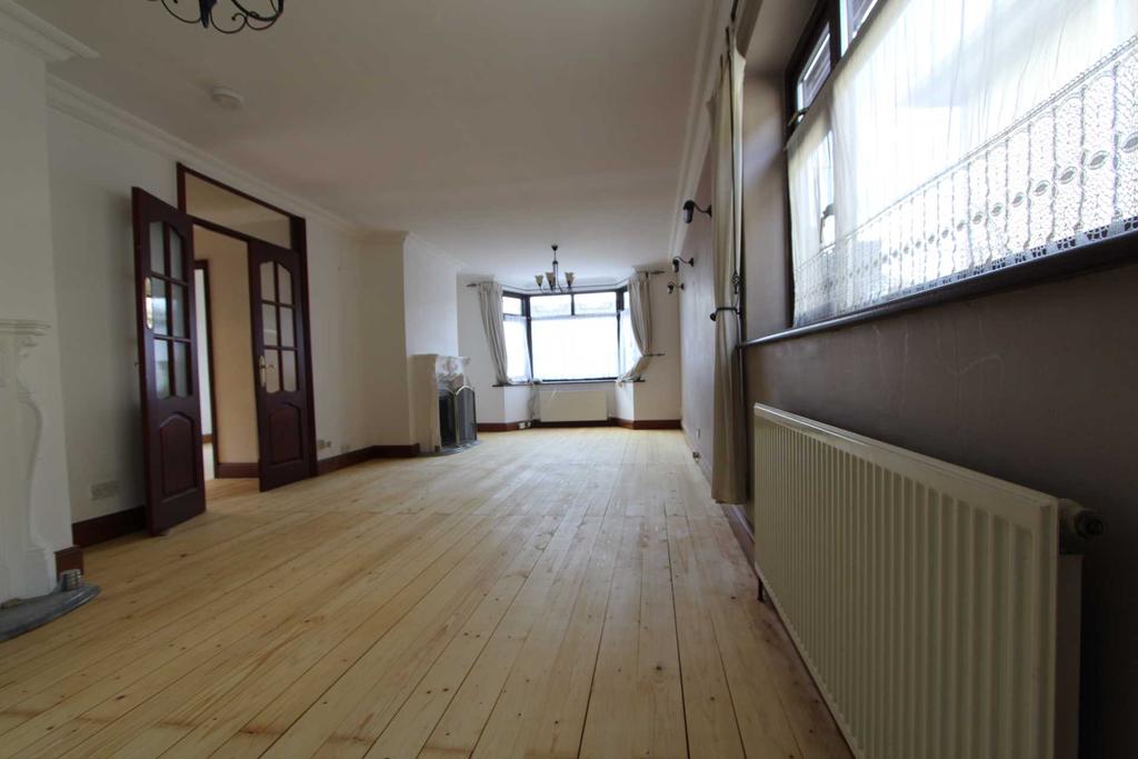 Hall Farm Road, Benfleet 2 bed detached bungalow £1,400 pcm (£323 pw)