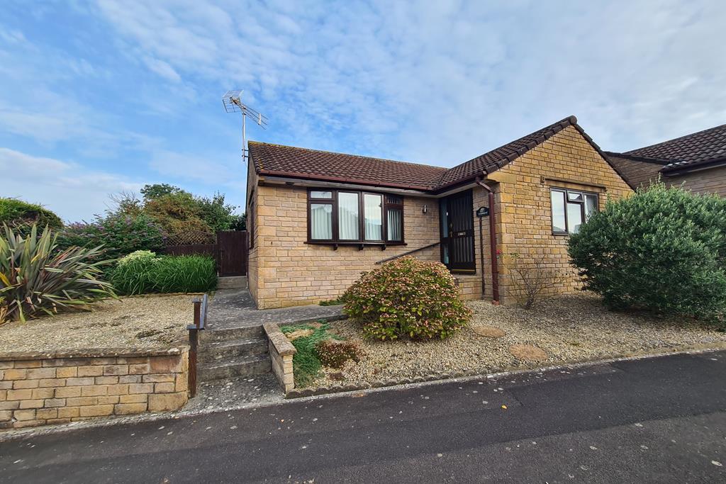 Ashlands Road, Crewkerne, Somerset, TA18 2 bed bungalow £300,000
