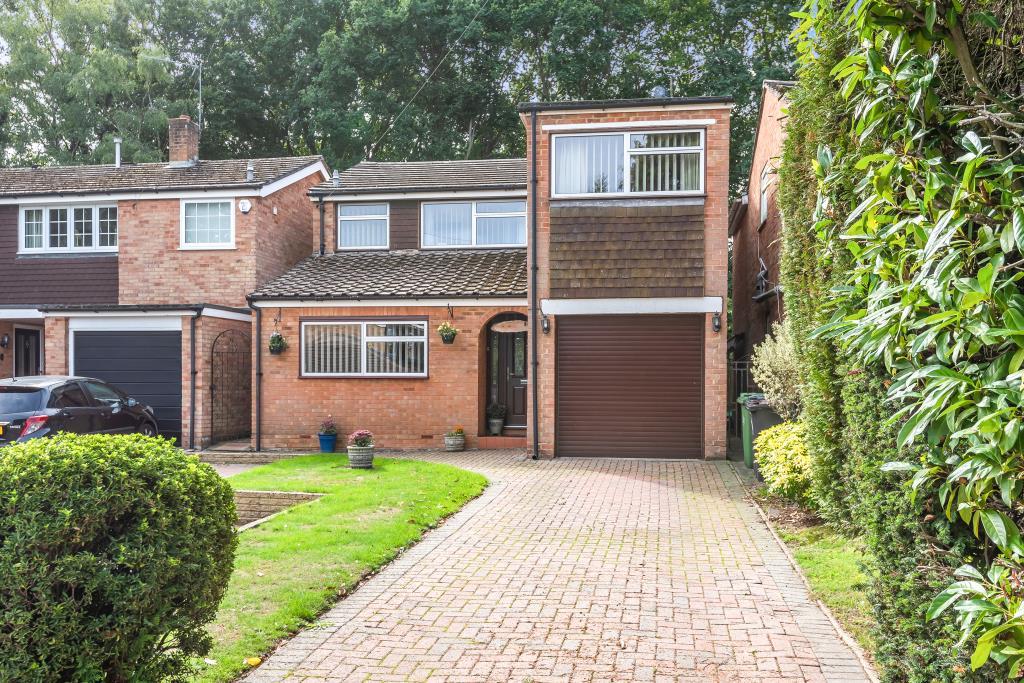 Bagshot, Surrey, GU19 3 bed detached house for sale £550,000