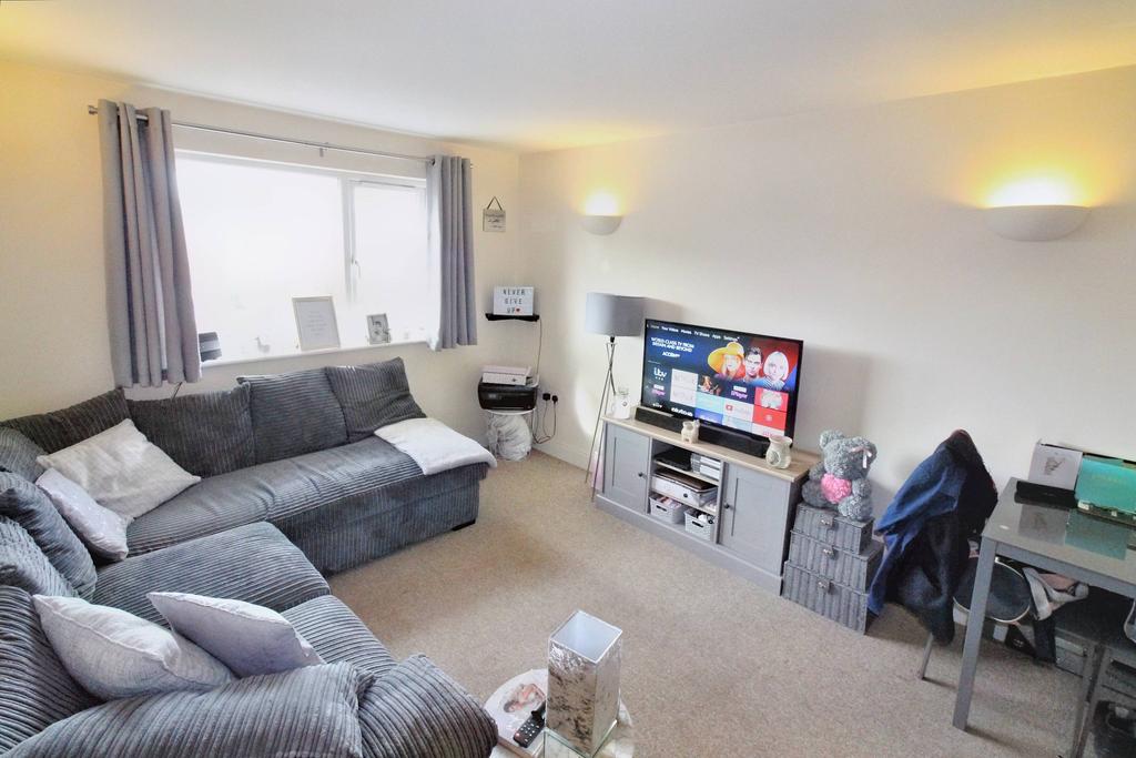 Wimborne Road, Bournemouth BH10 1 bed flat £675 pcm (£156 pw)