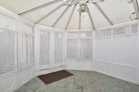 36 Shepherds Close, Romford, RM6 5AD