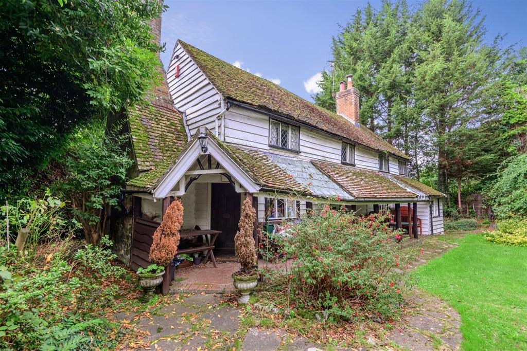 St. Leonards Road, Horsham, RH13 3 bed detached house £735,000