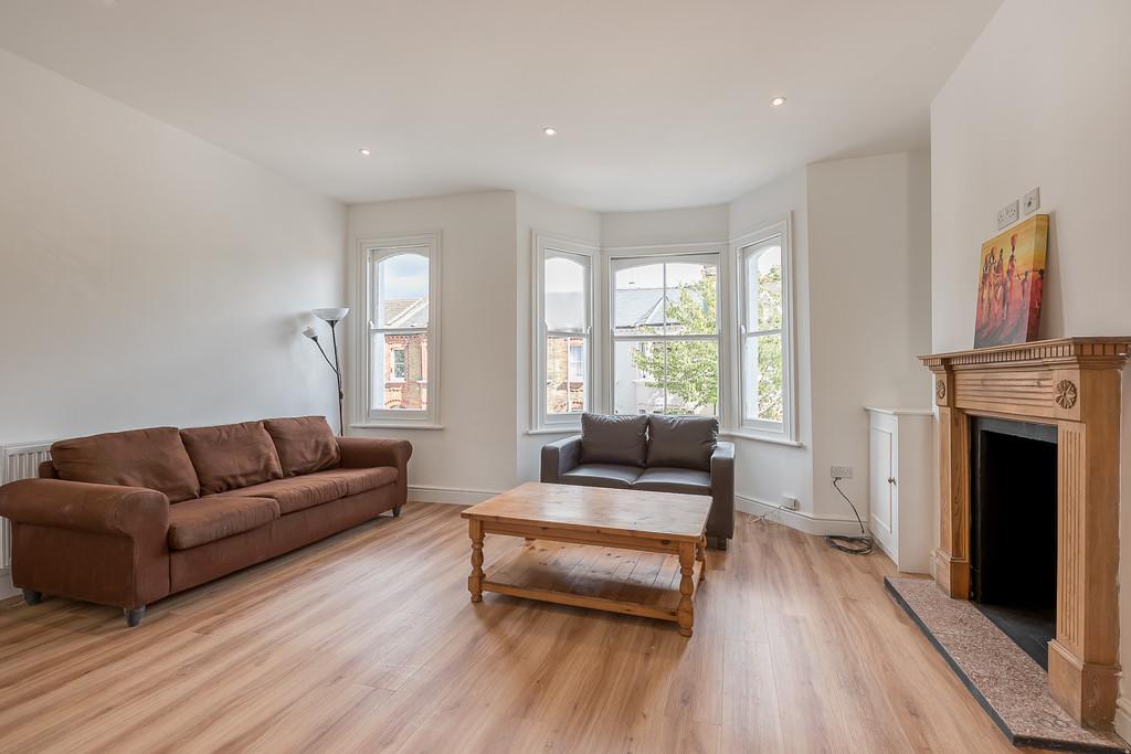 Ingelow Road, Battersea, London SW8 4 bed flat £3,500 pcm (£808 pw)