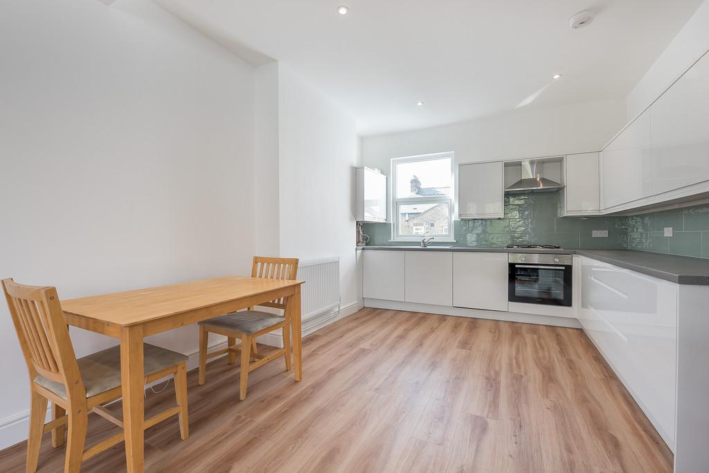 Ingelow Road, Battersea, London SW8 4 bed flat £3,500 pcm (£808 pw)