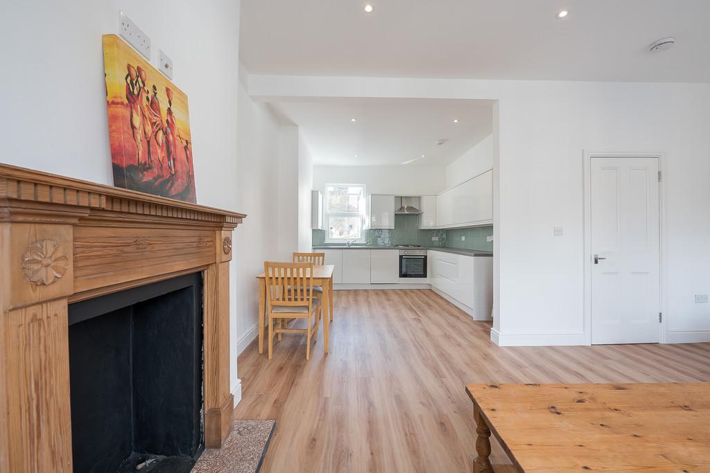 Ingelow Road, Battersea, London SW8 4 bed flat £3,500 pcm (£808 pw)