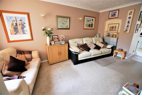 2 bedroom terraced house to rent, Tudor Close, Hatfield