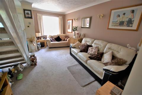 2 bedroom terraced house to rent, Tudor Close, Hatfield