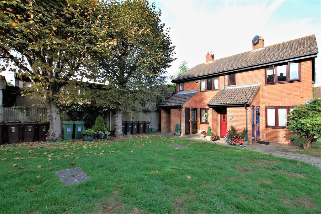 Larks Ridge, Chiswell Green 1 bed ground floor £1,100 pcm (£254 pw)