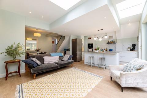 4 bedroom terraced house to rent, Starfield Road W12