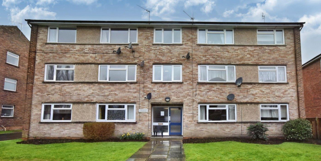 Stroud Green, Newbury, RG14 2 bed flat £160,000