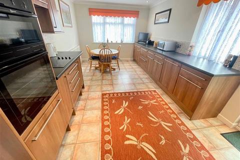 17 Thakeham Drive, Goring By Sea, Worthing, BN12 5AX