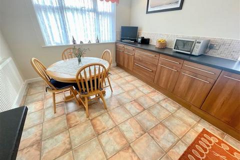 17 Thakeham Drive, Goring By Sea, Worthing, BN12 5AX