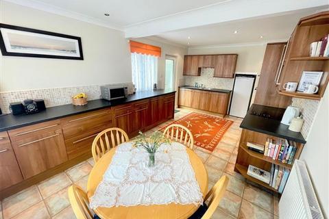 17 Thakeham Drive, Goring By Sea, Worthing, BN12 5AX