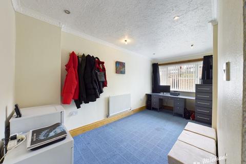 16 Ashbourne End, Aylesbury, HP21 8BE