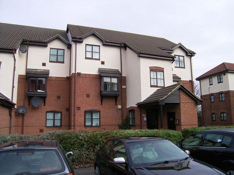 Caroline Place, Harlington, Hayes 1 bed ground floor flat £995 pcm (£