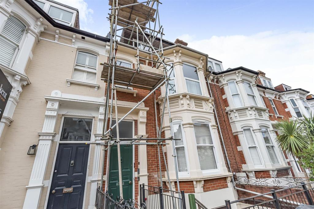 Whitwell Road, Southsea 2 bed apartment £850 pcm (£196 pw)