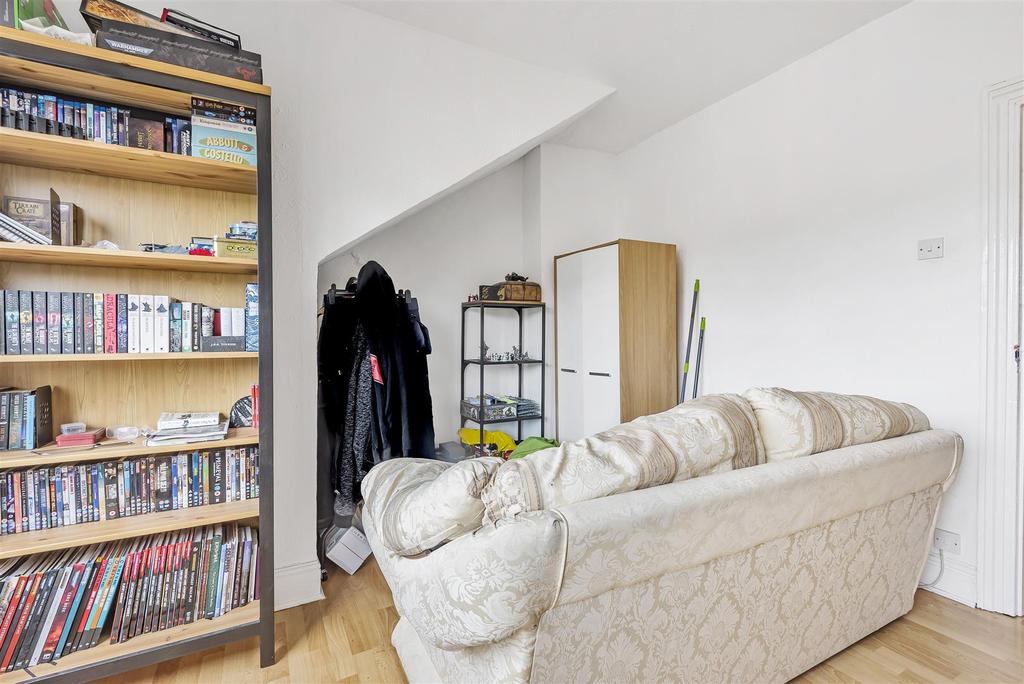 Whitwell Road, Southsea 2 bed apartment £850 pcm (£196 pw)