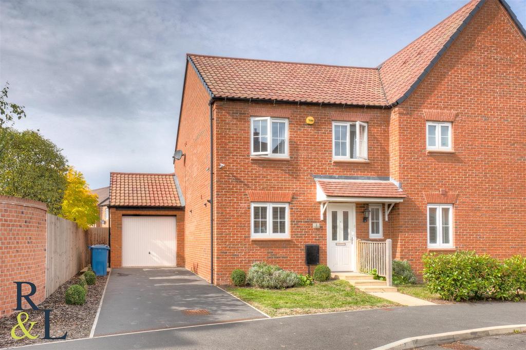 Daffodil Gardens, Edwalton, Nottingham 3 bed semidetached house for