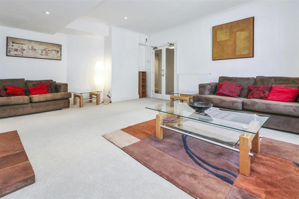 Neville Court, Jury Street, Warwick 2 bed apartment £297,500