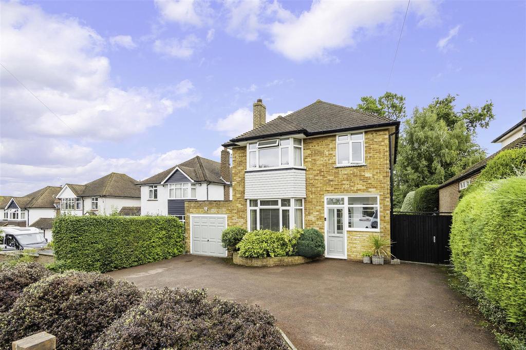 North View Crescent, Epsom 3 bed detached house £2,850 pcm (£658 pw)