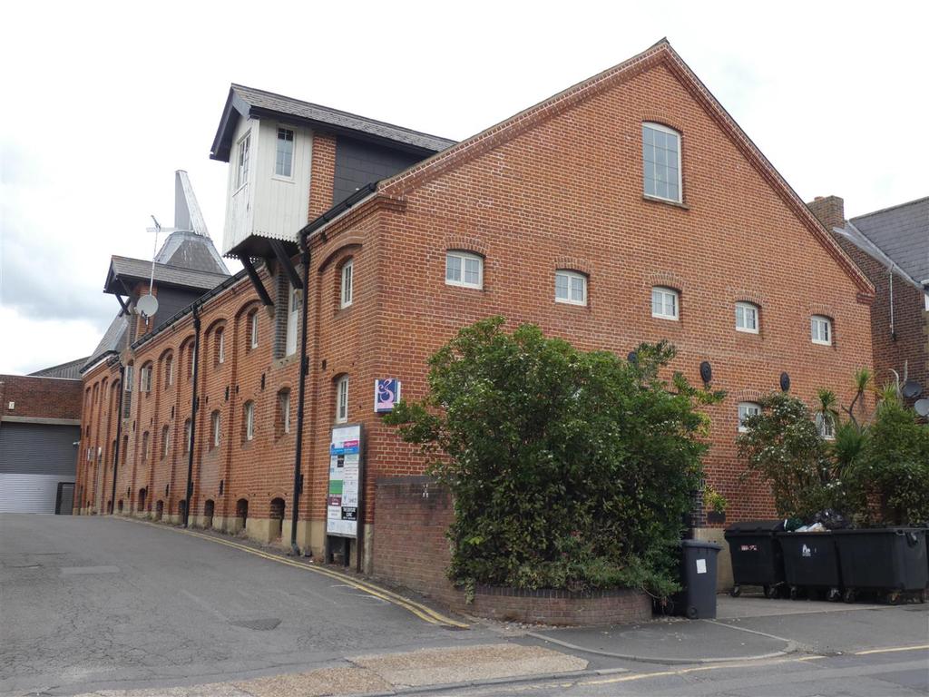 Roper Road, Canterbury 1 bed flat £795 pcm (£183 pw)