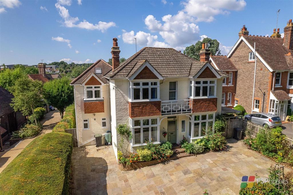 Road, Haywards Heath 5 bed detached house £3,000 pcm (£692 pw)