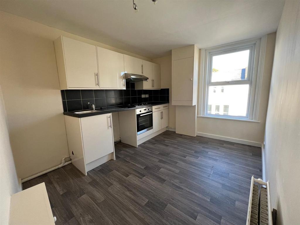 Poole Road, Westbourne 1 bed flat £850 pcm (£196 pw)