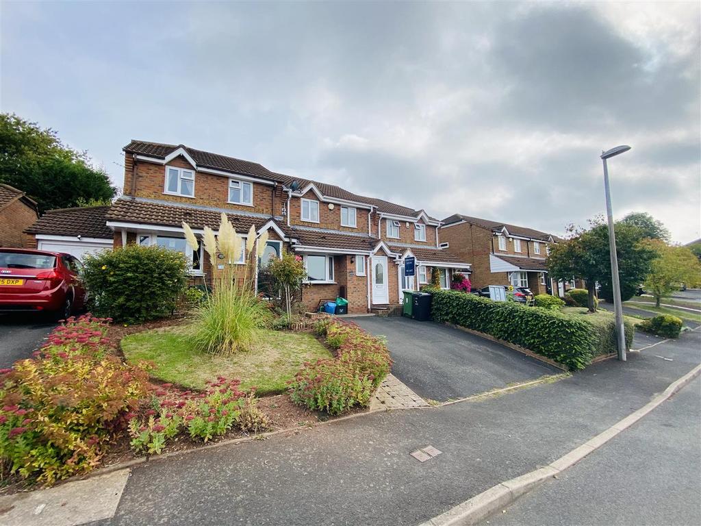 9 Surrey Drive, Kingswinford 3 bed terraced house £900 pcm (£208 pw)