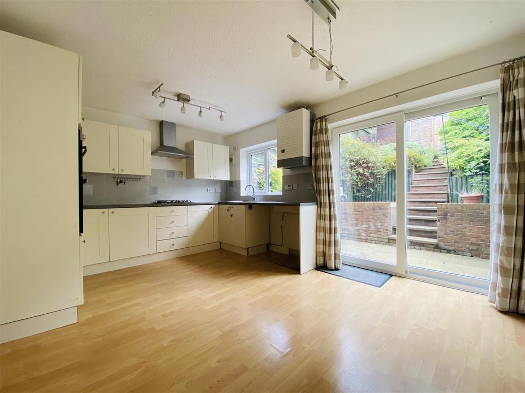 9 Surrey Drive, Kingswinford 3 bed terraced house £900 pcm (£208 pw)